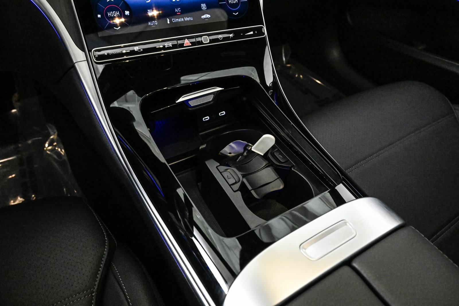 2025 MERCEDES-BENZ C-CLASS - Image 13