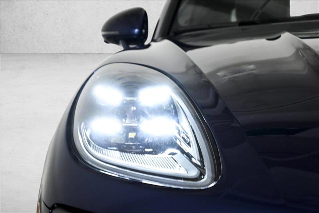 2024 Porsche Macan T photo 3