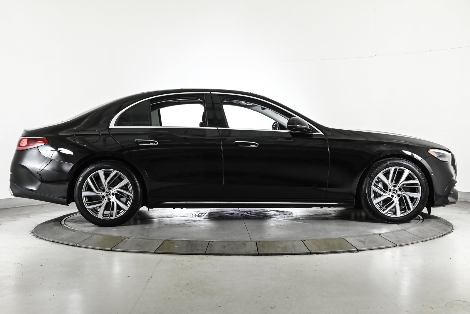 2025 MERCEDES-BENZ E-CLASS - Image 4