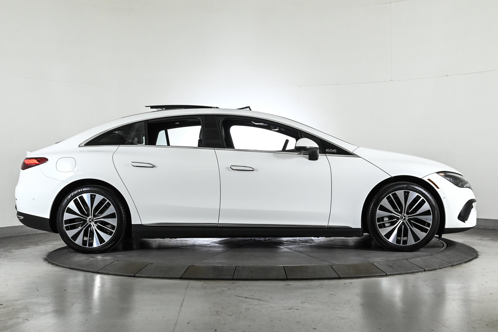 2023 MERCEDES-BENZ EQE-CLASS SEDAN - Image 4