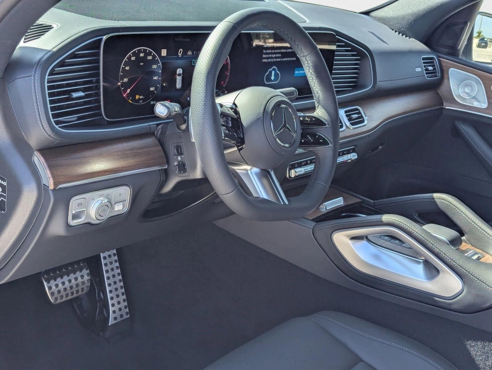 2025 Mercedes Benz GLS 450 4MATIC photo 3