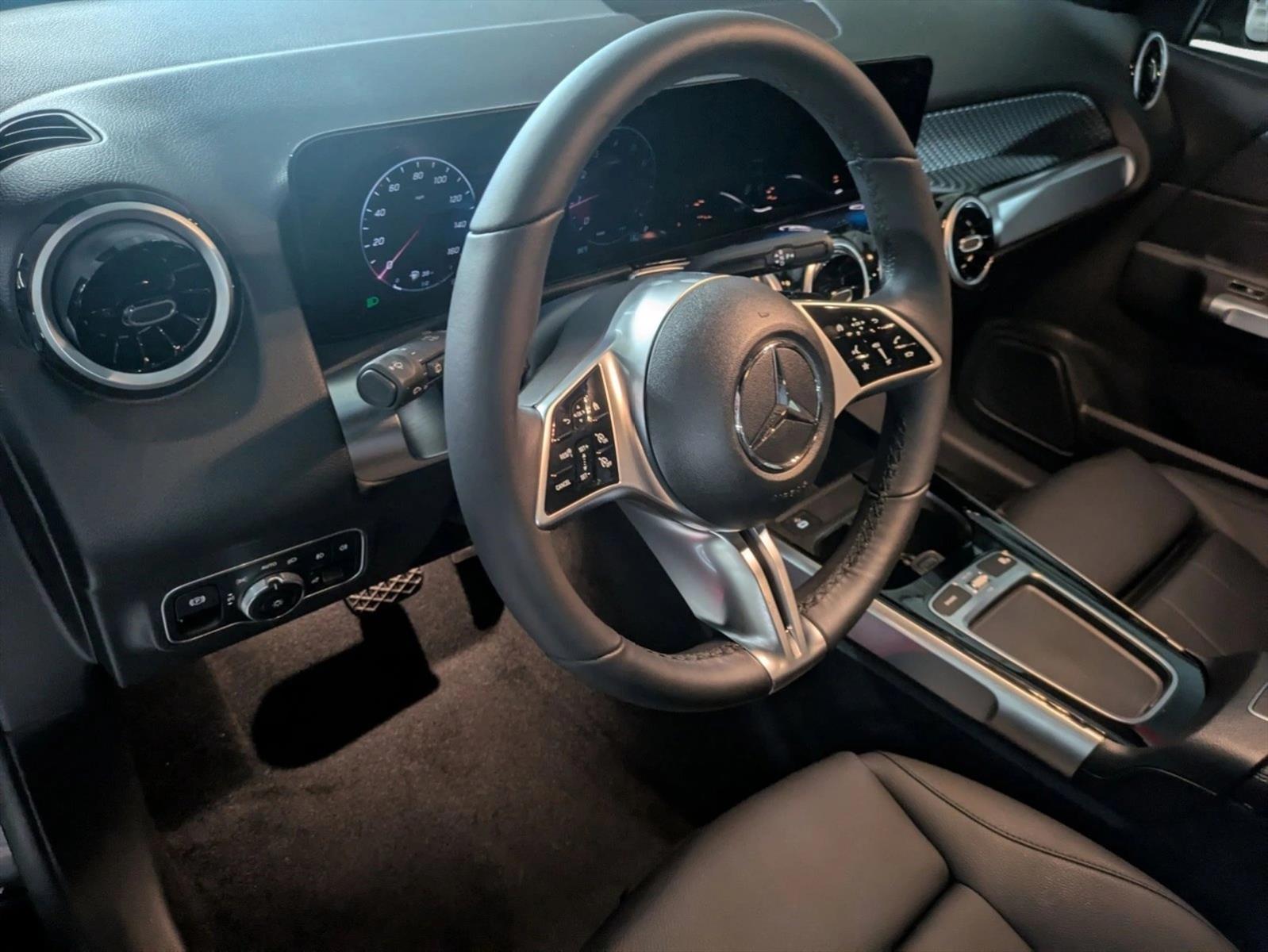 2025 Mercedes Benz GLB 250 photo 3