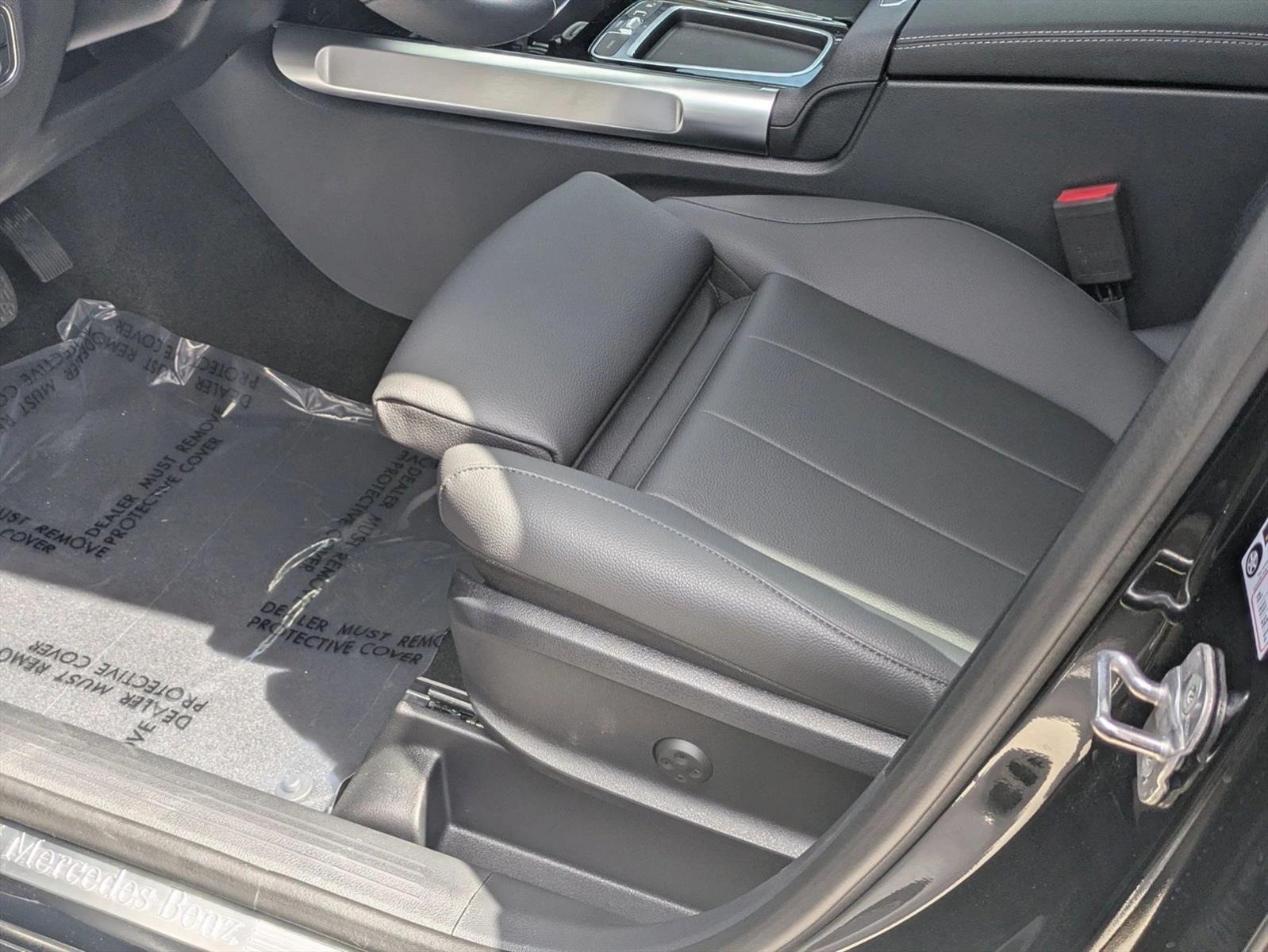 2025 Mercedes Benz GLB 250 photo 2