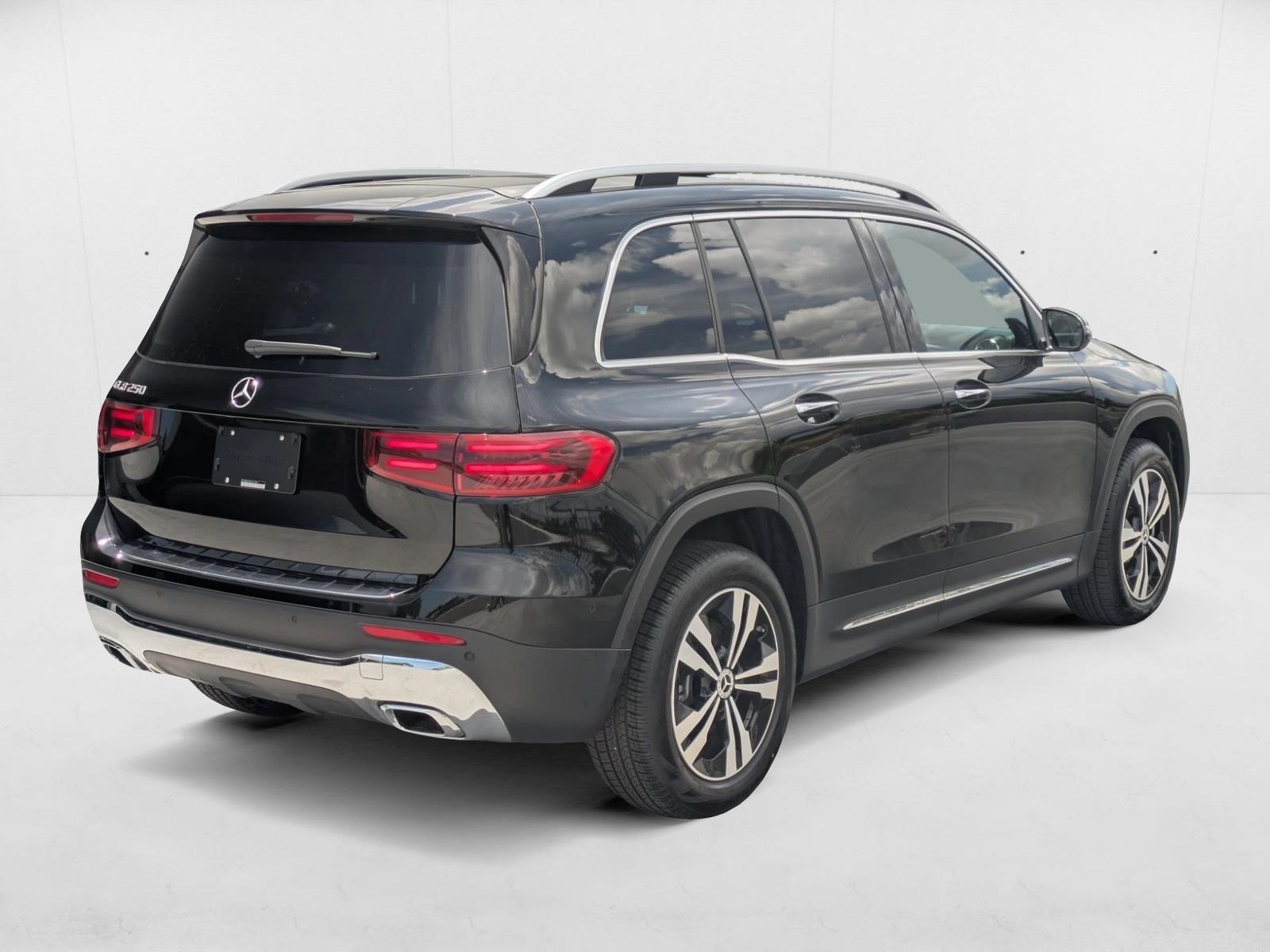 2025 Mercedes Benz GLB 250 photo 2