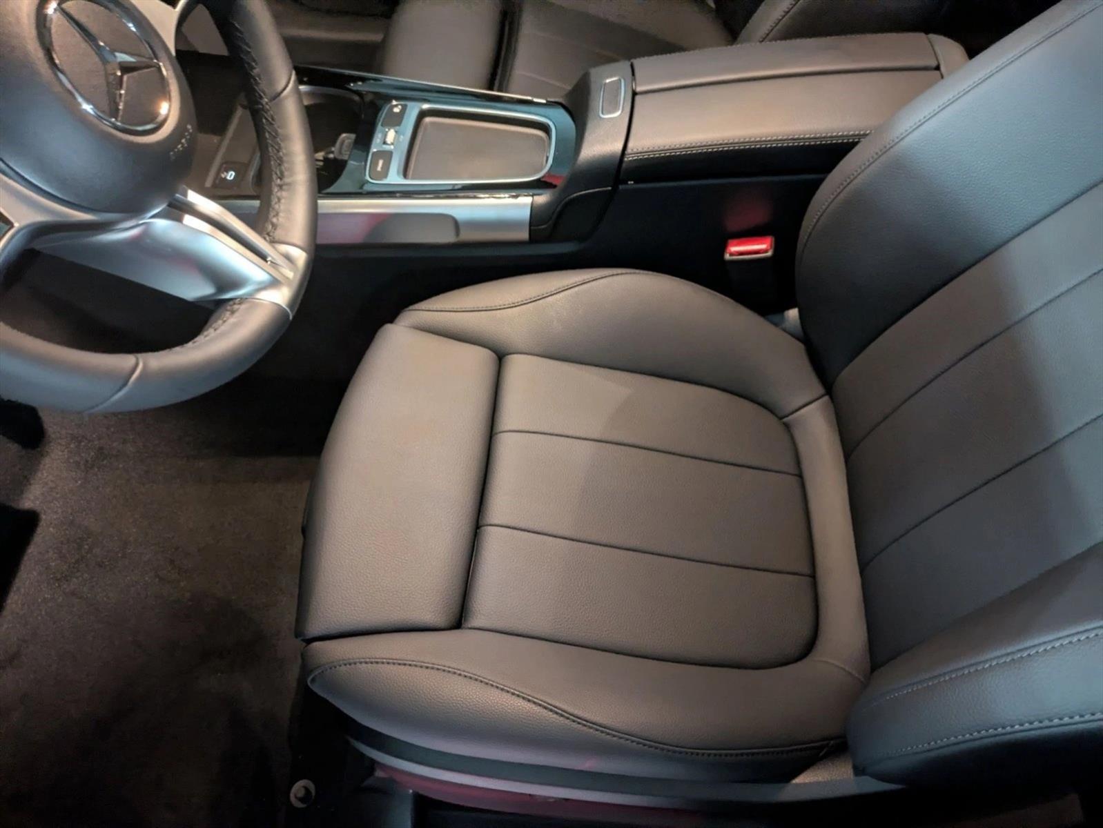 2025 Mercedes Benz GLB 250 photo 4