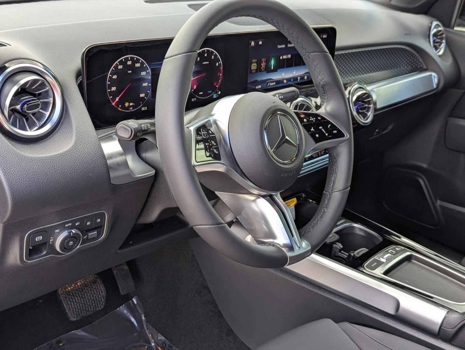 2025 Mercedes Benz GLB 250 photo 3