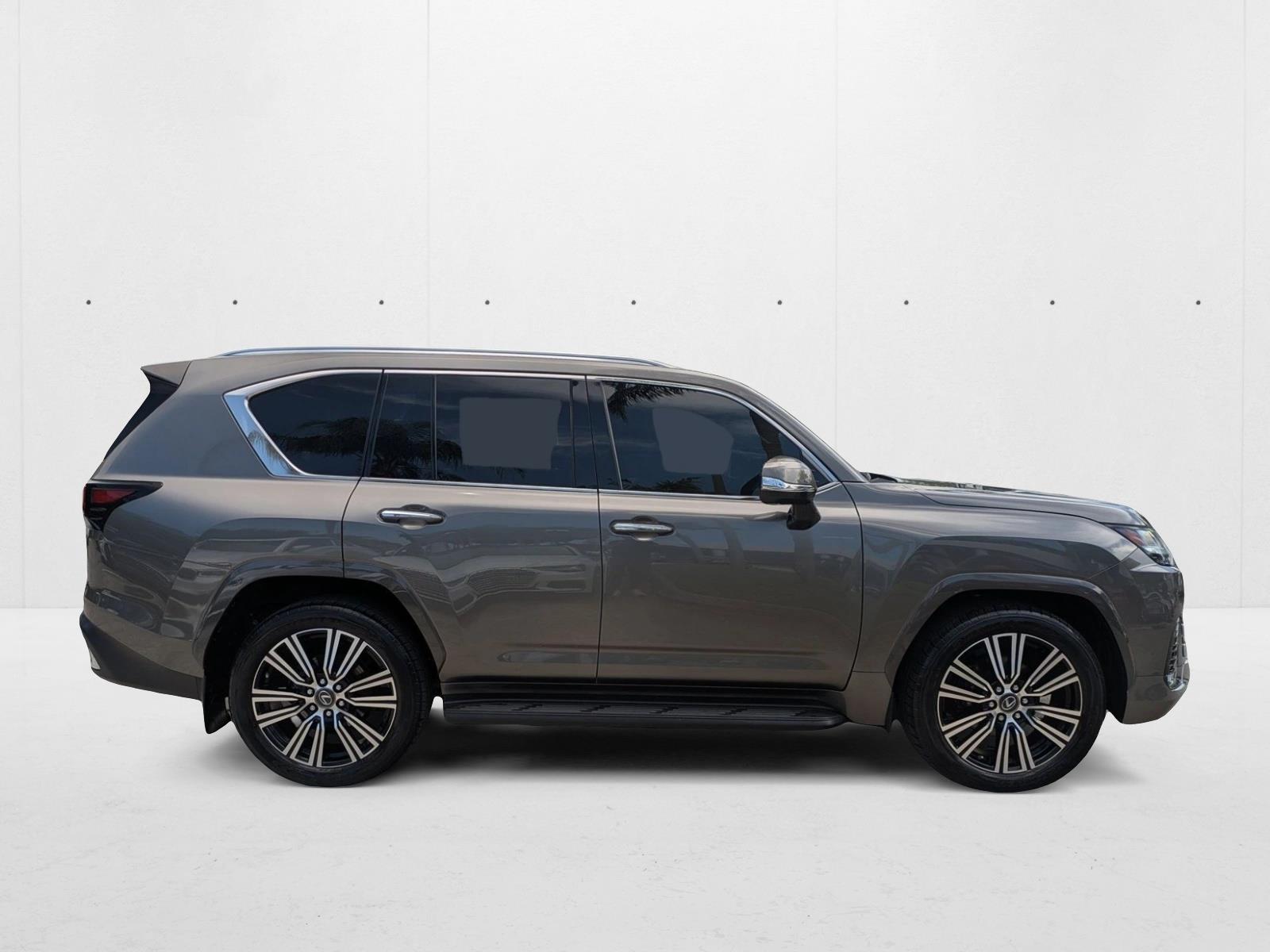 2023 Lexus LX 600 Luxury photo 2