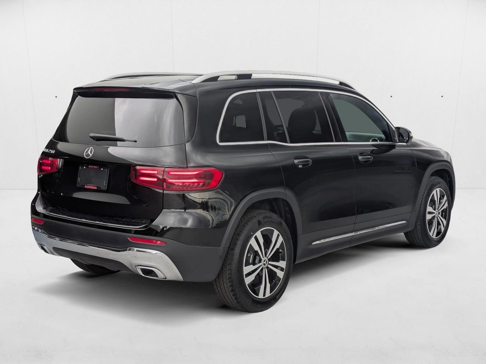 2025 Mercedes Benz GLB 250 photo 2