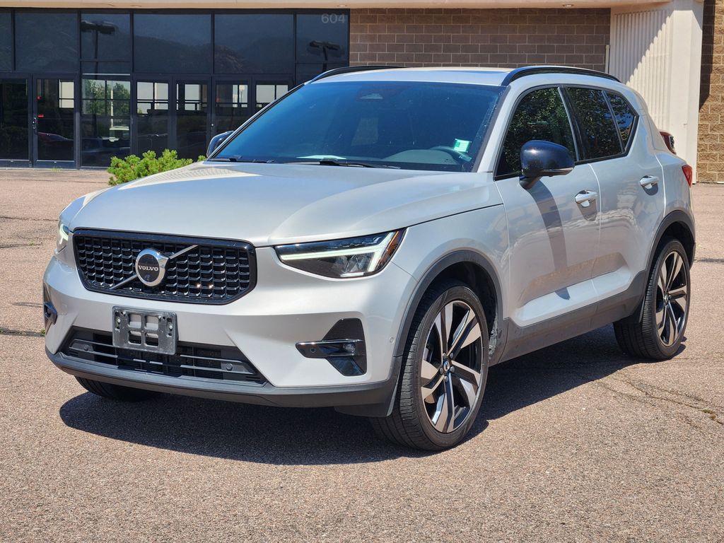 2023 Volvo XC40 AWD Plus photo 3