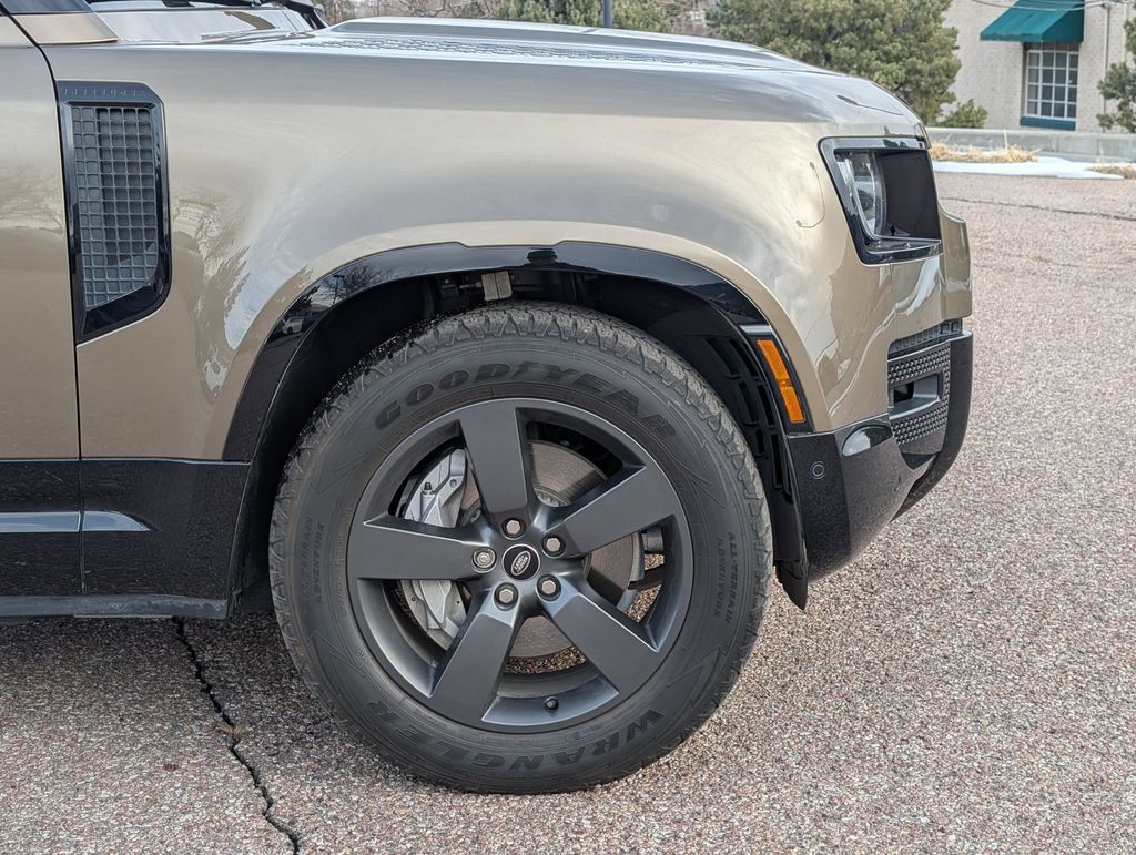 2024 Land Rover Defender 110 X-Dynamic SE photo 3