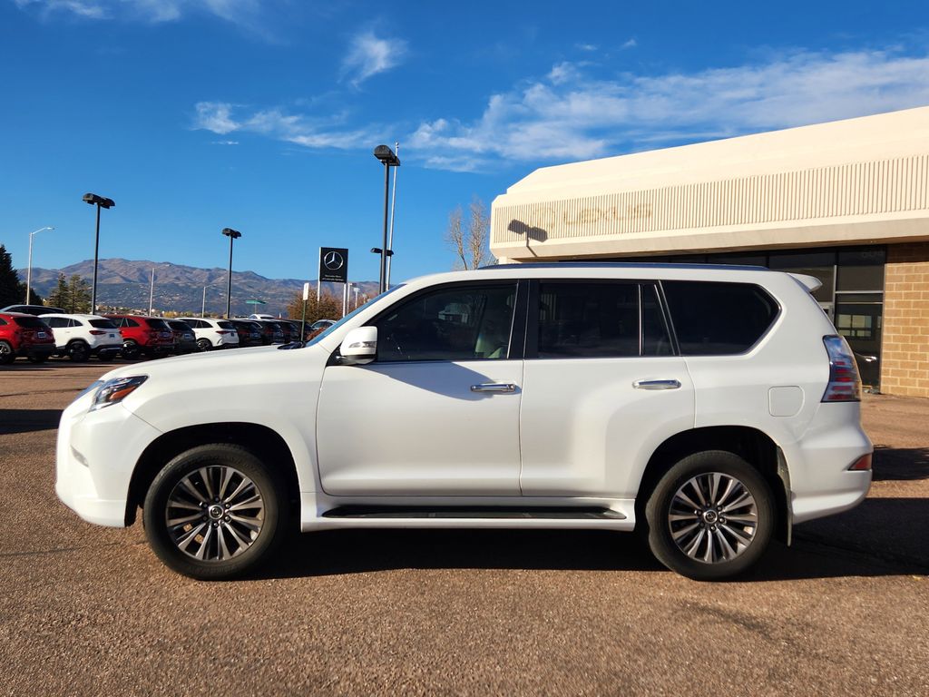 2022 Lexus GX Luxury photo 3
