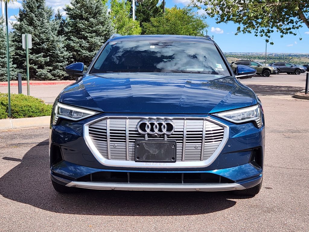 2019 Audi e-tron Premium Plus photo 2