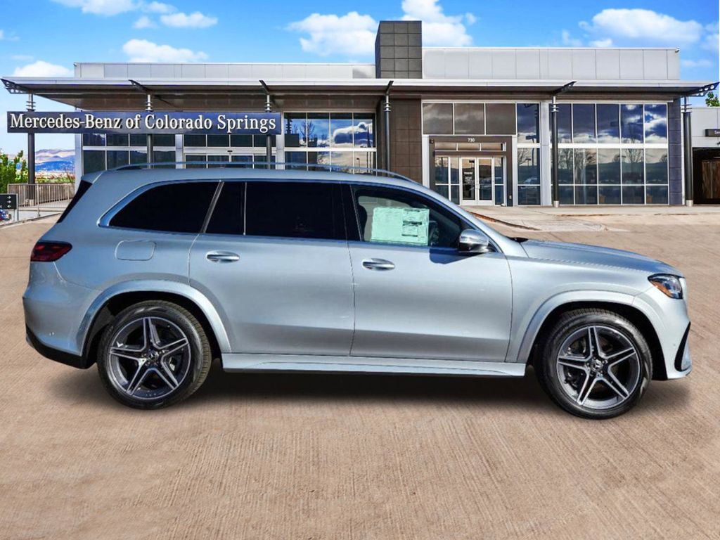 2025 Mercedes Benz GLS 450 4MATIC photo 4