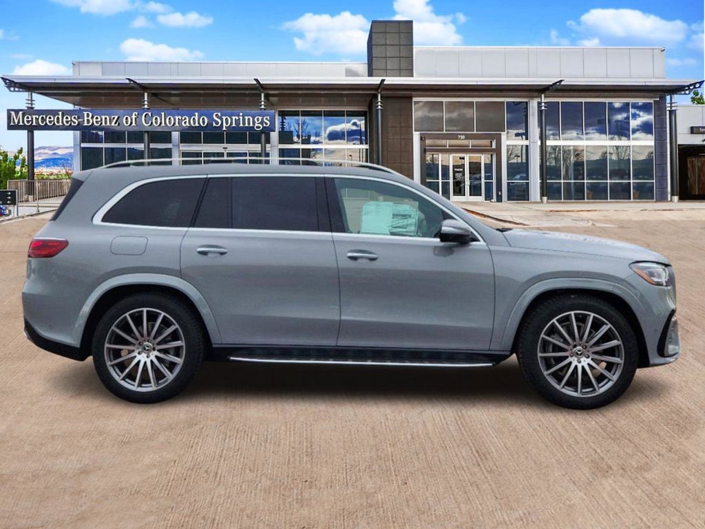 2025 Mercedes Benz GLS 450 4MATIC photo 4