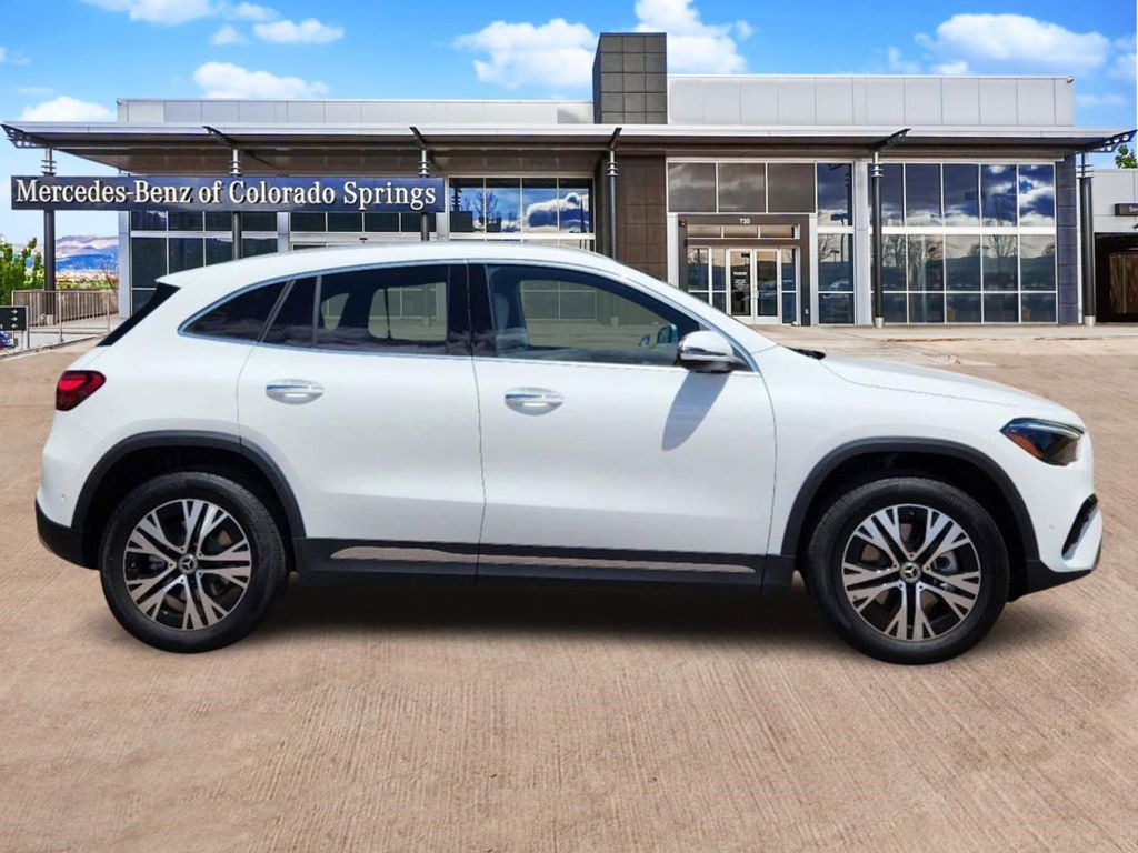 2025 Mercedes Benz GLA 250 4MATIC photo 3