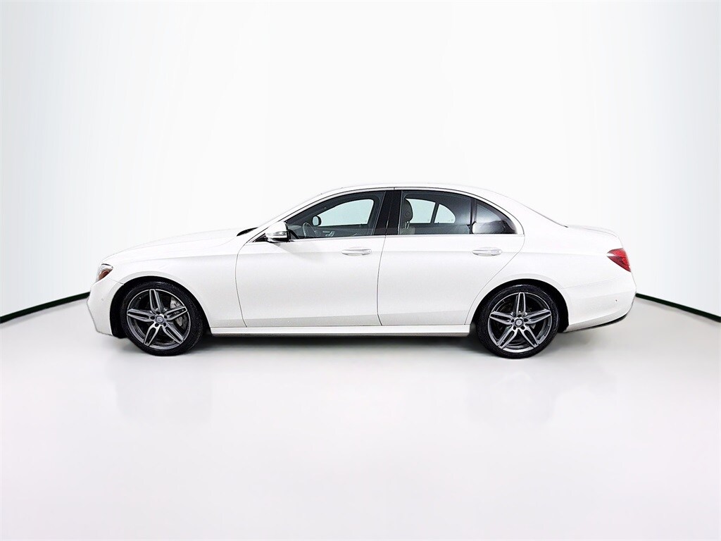 2017 Mercedes Benz E 300 4MATIC photo 4