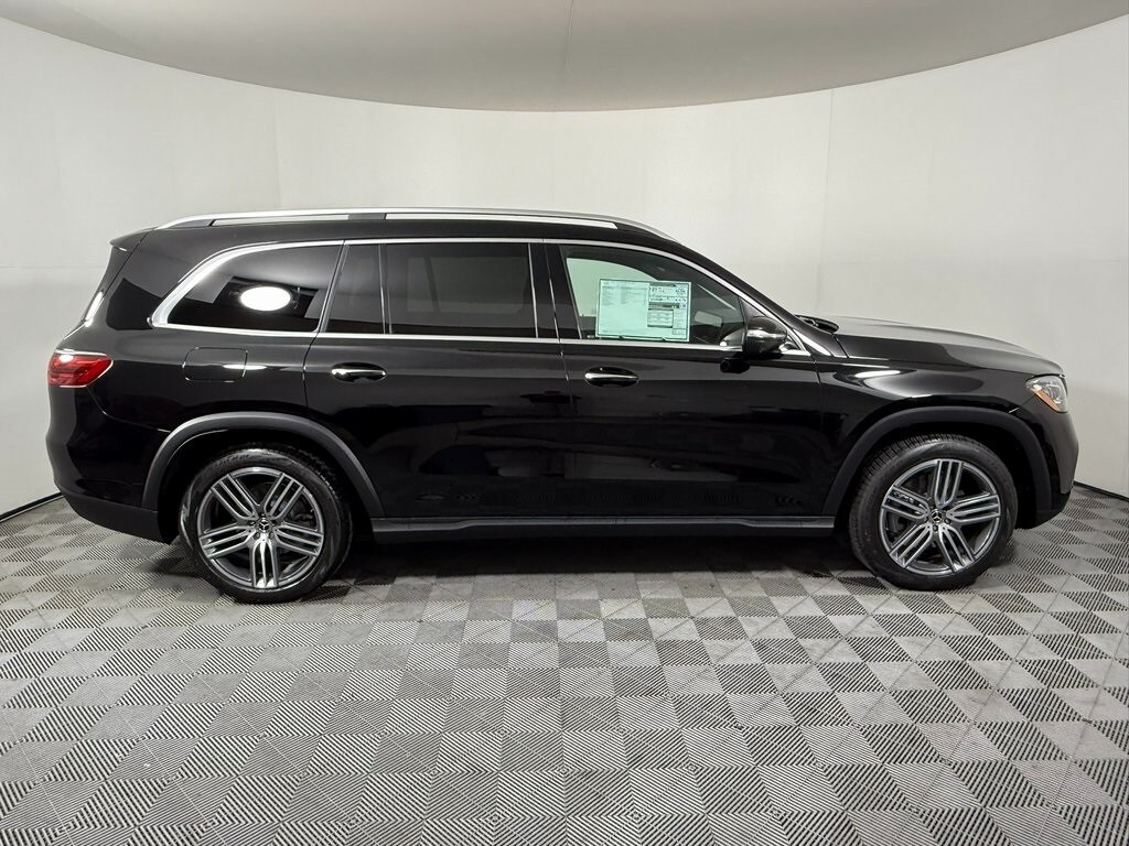 2025 Mercedes Benz GLS 450 4MATIC photo 2