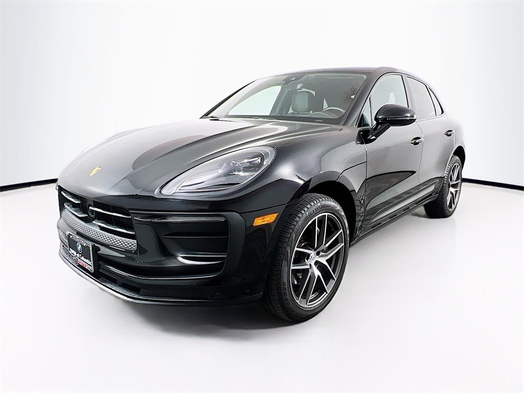 2023 Porsche Macan T photo 3