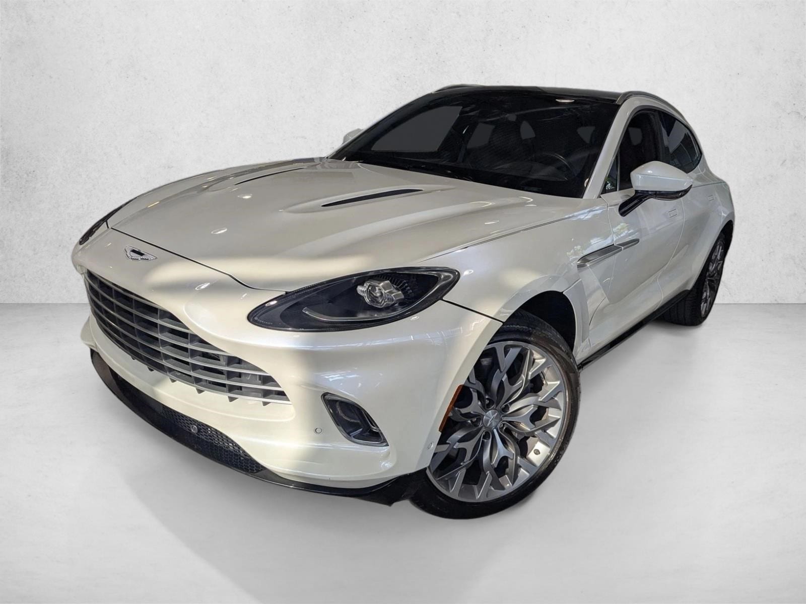 2021 Aston Martin DBX Base's photo