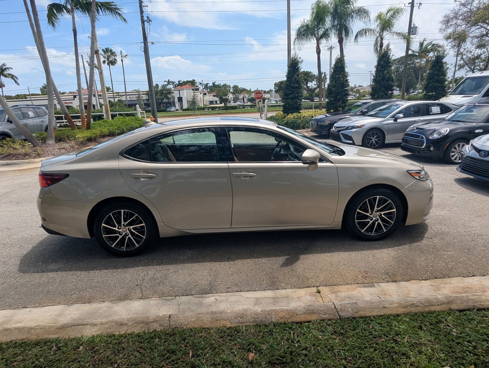 2017 Lexus ES 350 photo 4