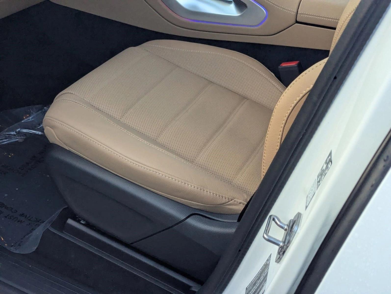 2026 Mercedes Benz GLS 580 4MATIC photo 4