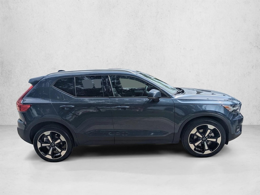 Used 2022 Volvo XC40 T5 AWD Momentum SUV