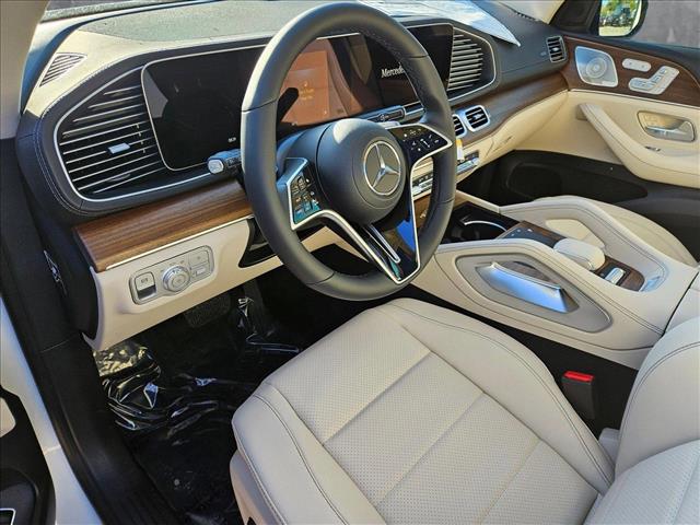 2025 Mercedes Benz GLS 450 4MATIC photo 3
