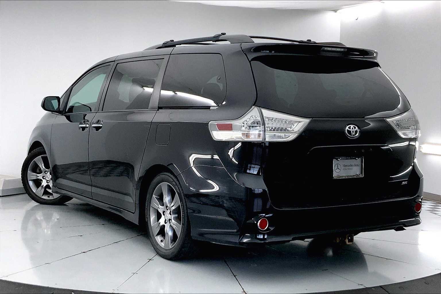Thumbnail: 2015 Toyota Sienna - 4