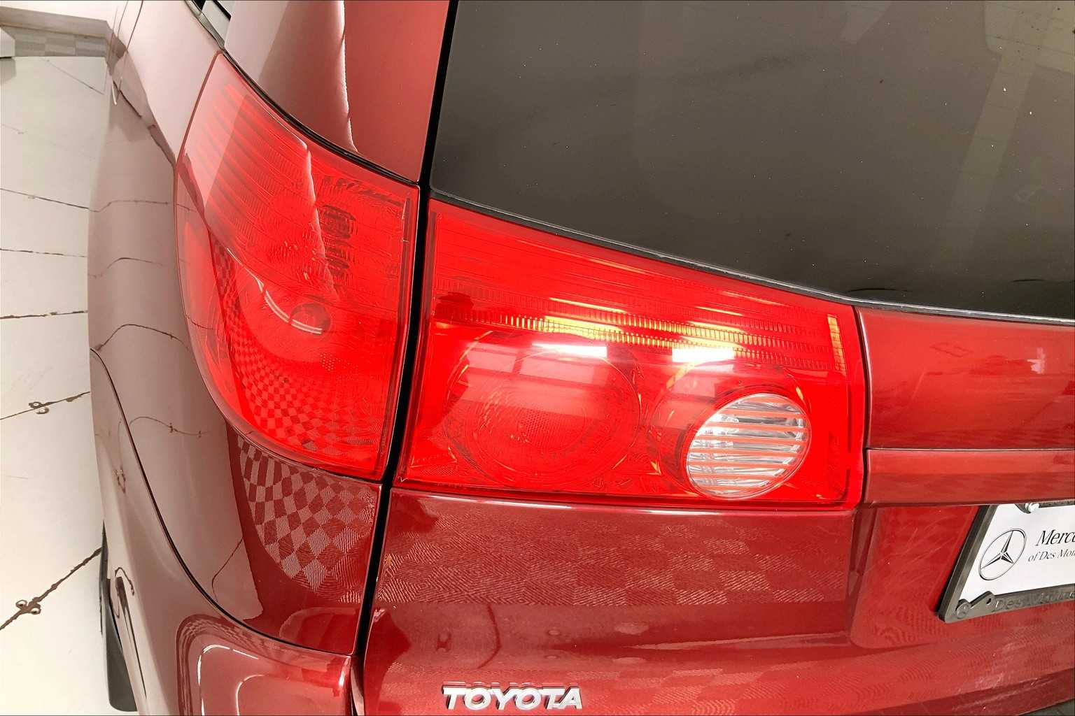 Thumbnail: 2008 Toyota Sienna - 24