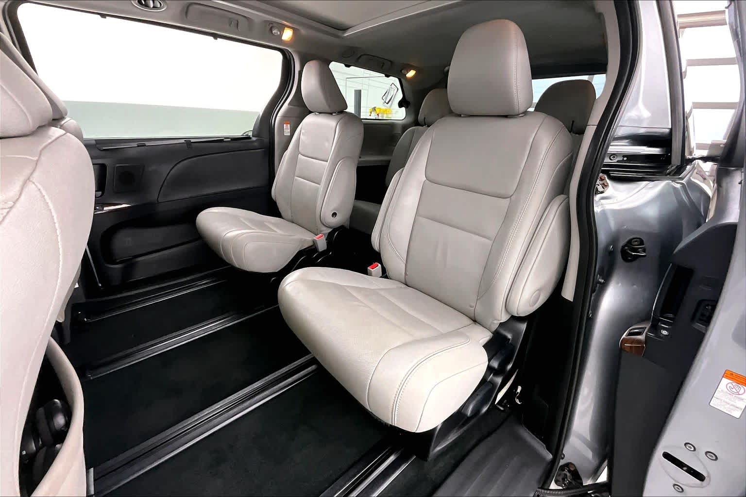 Thumbnail: 2017 Toyota Sienna - 13