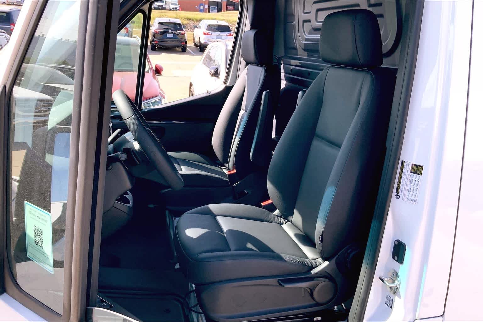 Thumbnail: 2025 Mercedes-Benz Sprinter - 11