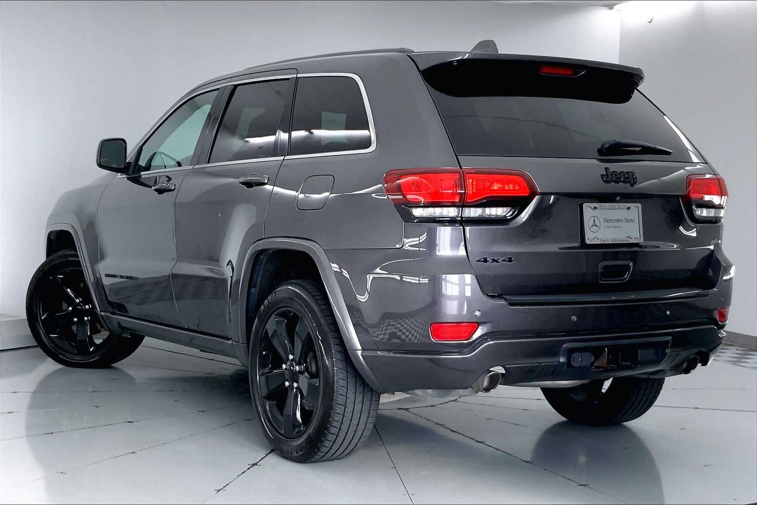 Thumbnail: 2015 Jeep Grand Cherokee - 4