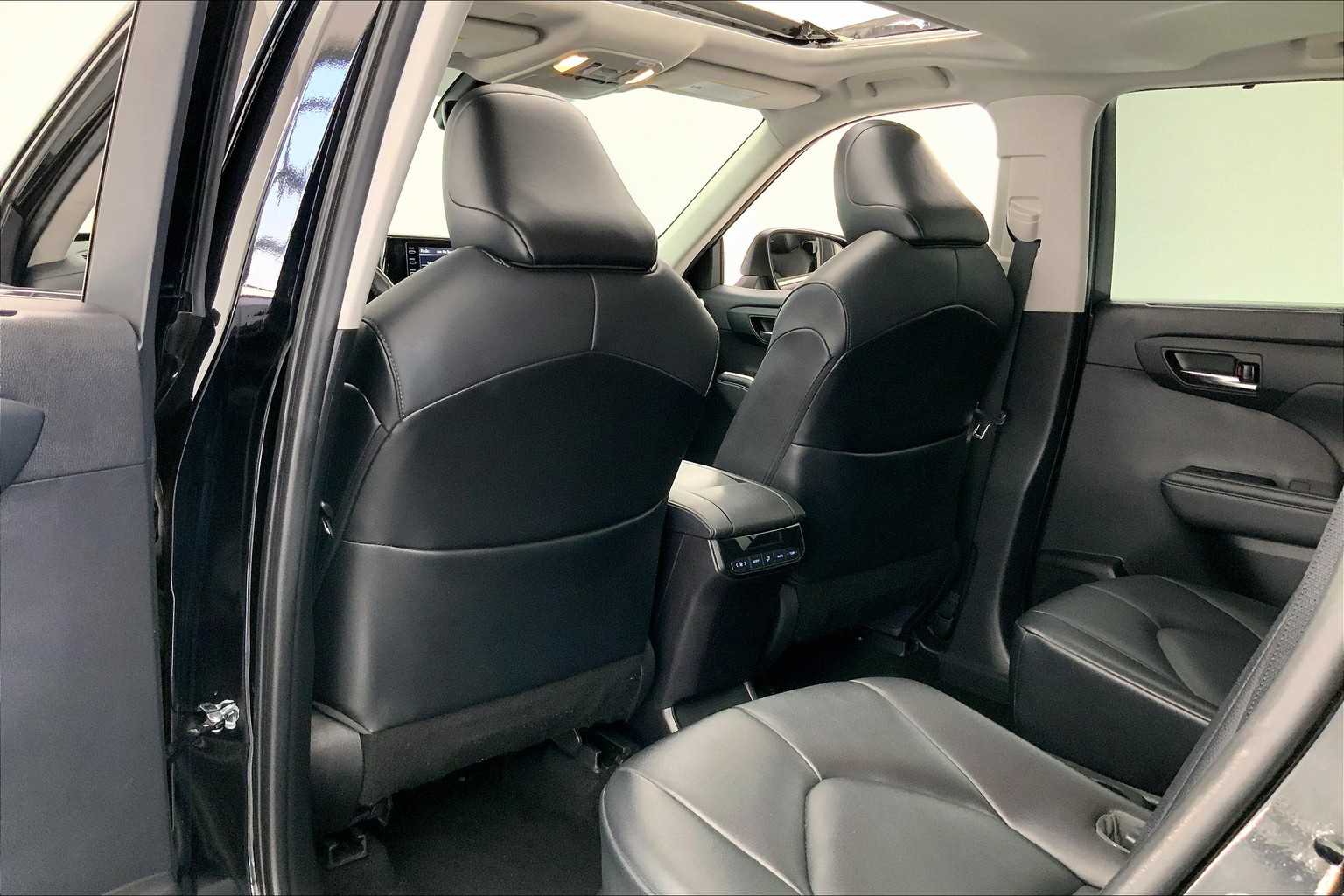 Thumbnail: 2021 Toyota Highlander - 12