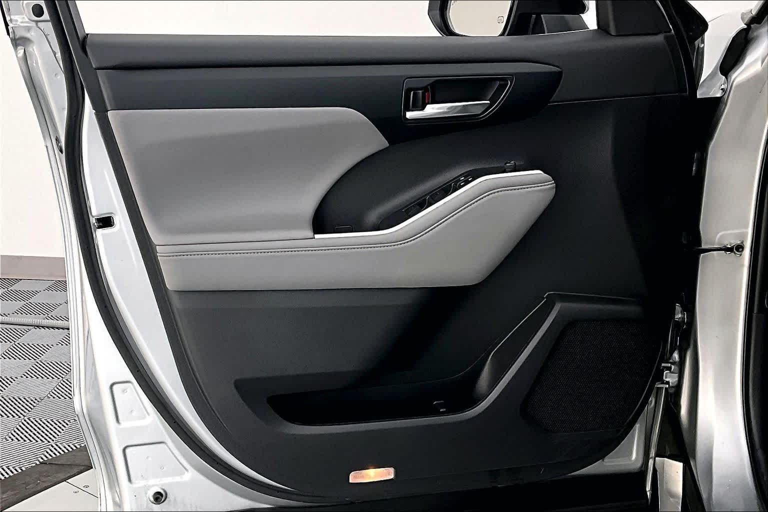 Thumbnail: 2022 Toyota Highlander - 22