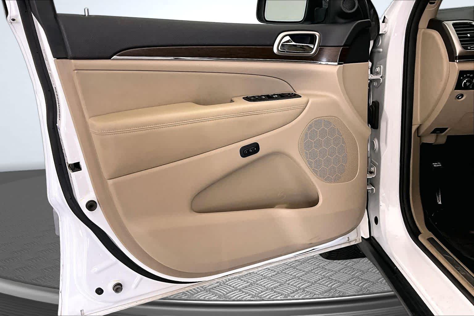 Thumbnail: 2015 Jeep Grand Cherokee - 23