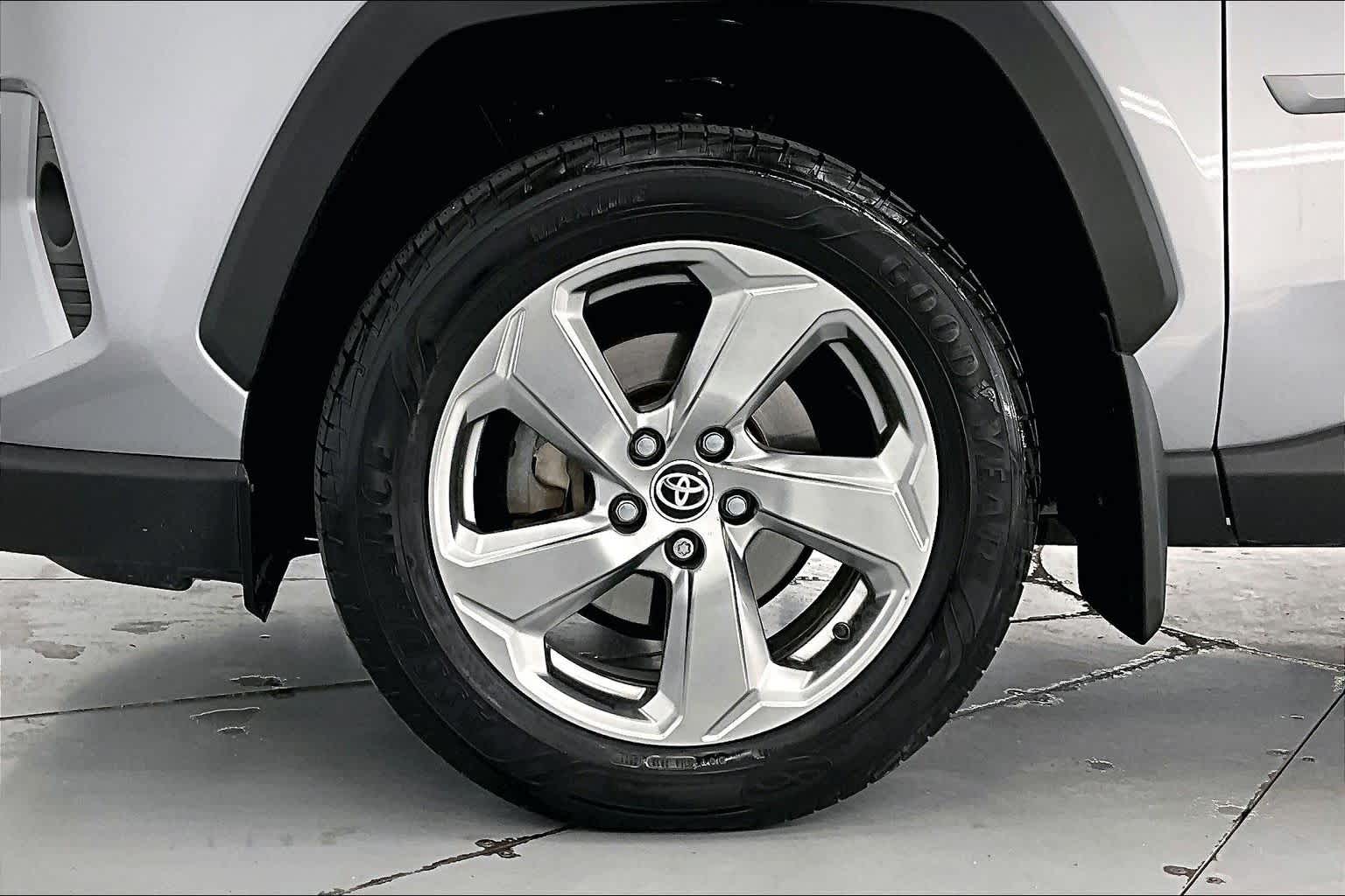 Thumbnail: 2020 Toyota RAV4 - 8