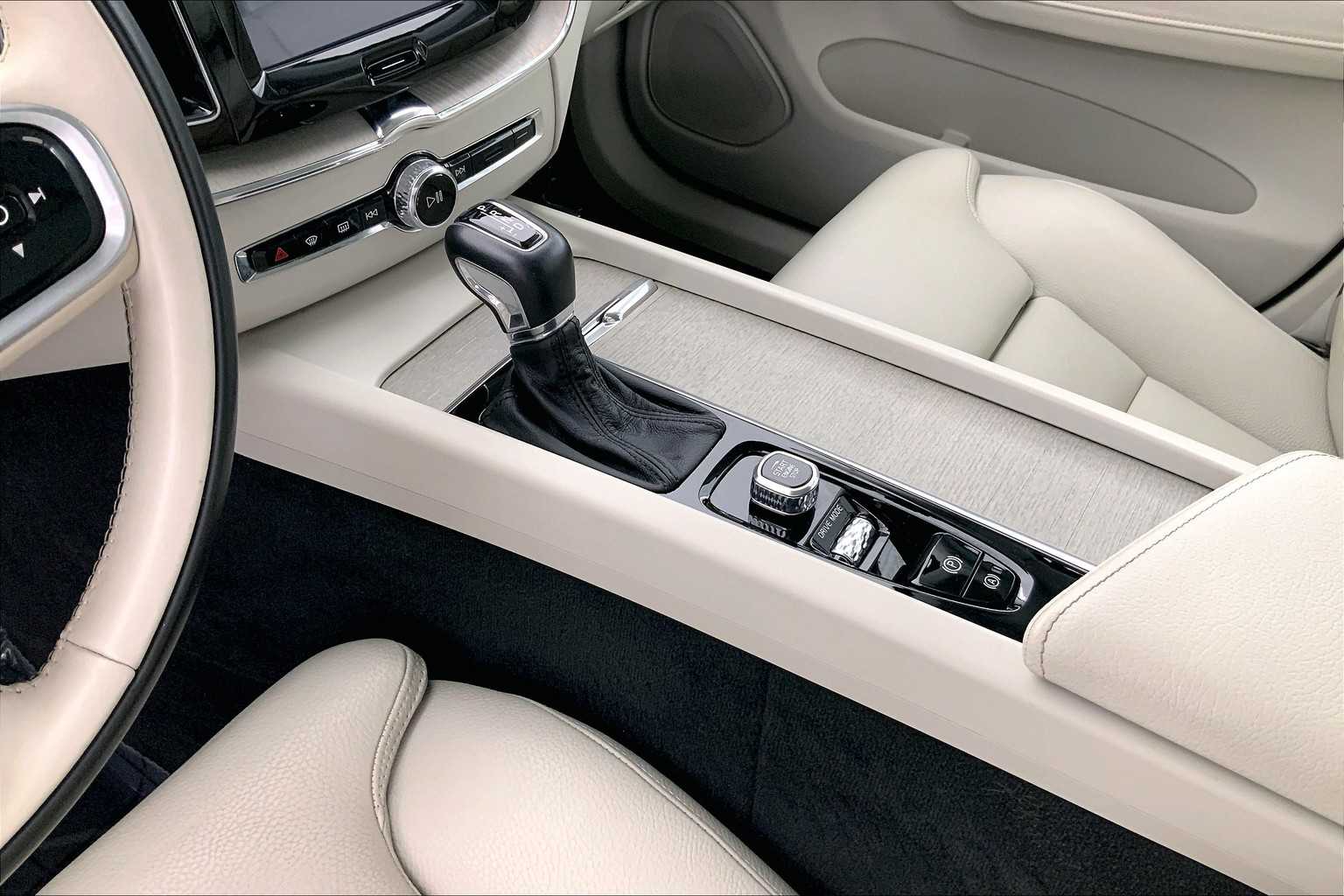 Thumbnail: 2018 Volvo XC60 - 17