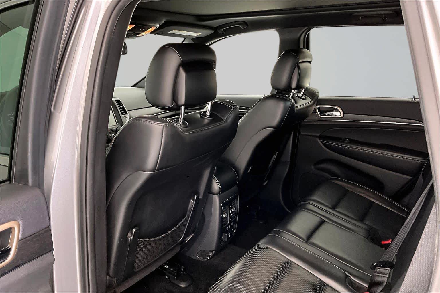 Thumbnail: 2015 Jeep Grand Cherokee - 12