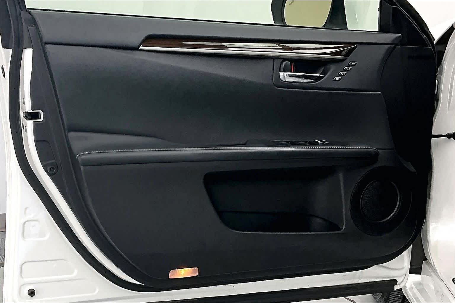 Thumbnail: 2015 Lexus ES - 23