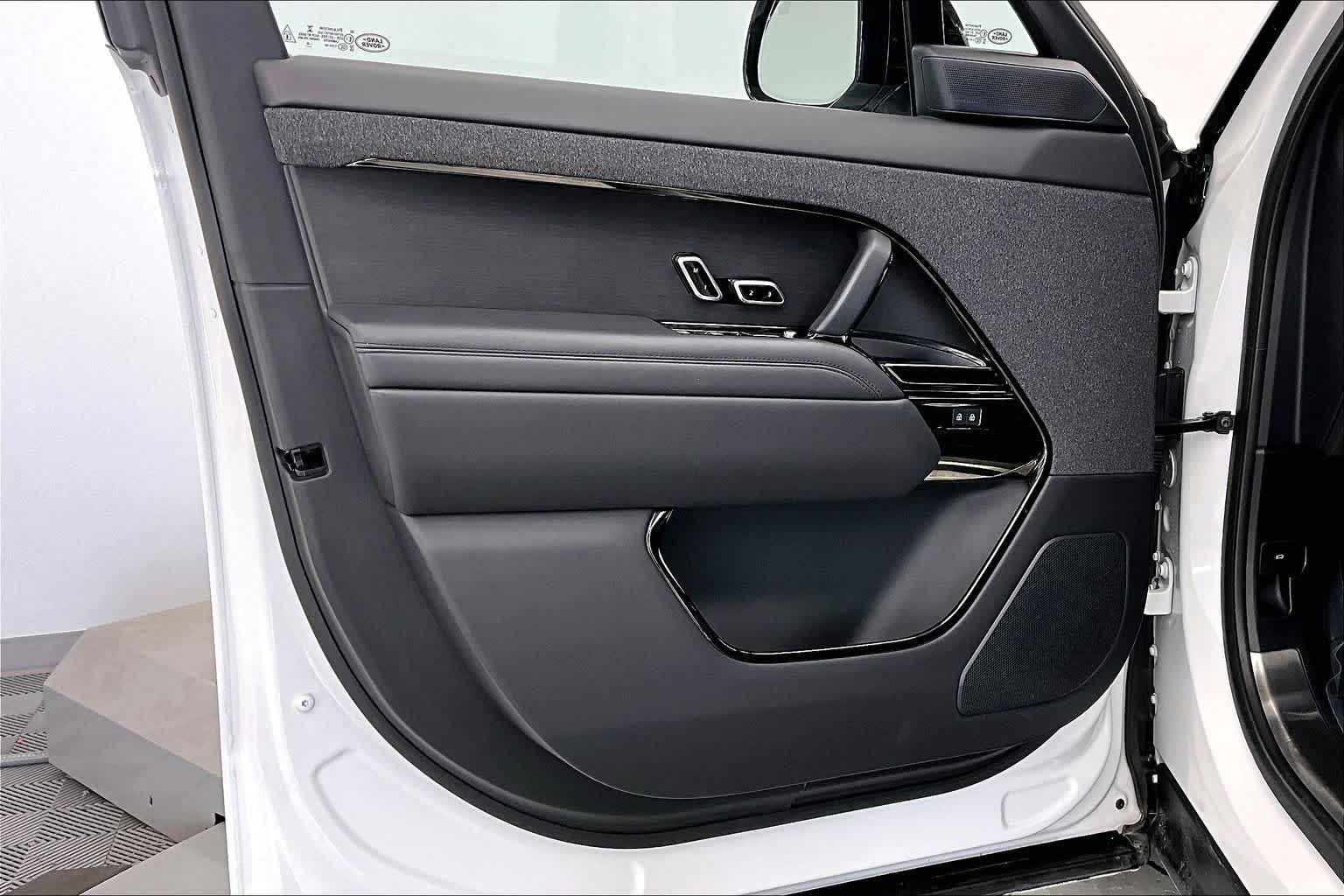 Thumbnail: 2023 Land Rover Range Rover Sport - 23