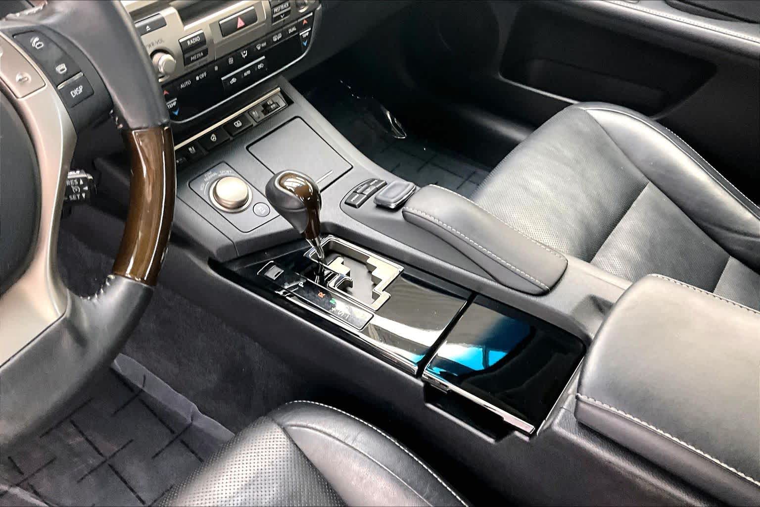 Thumbnail: 2015 Lexus ES - 17