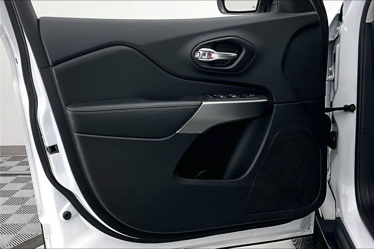 Thumbnail: 2021 Jeep Cherokee - 21