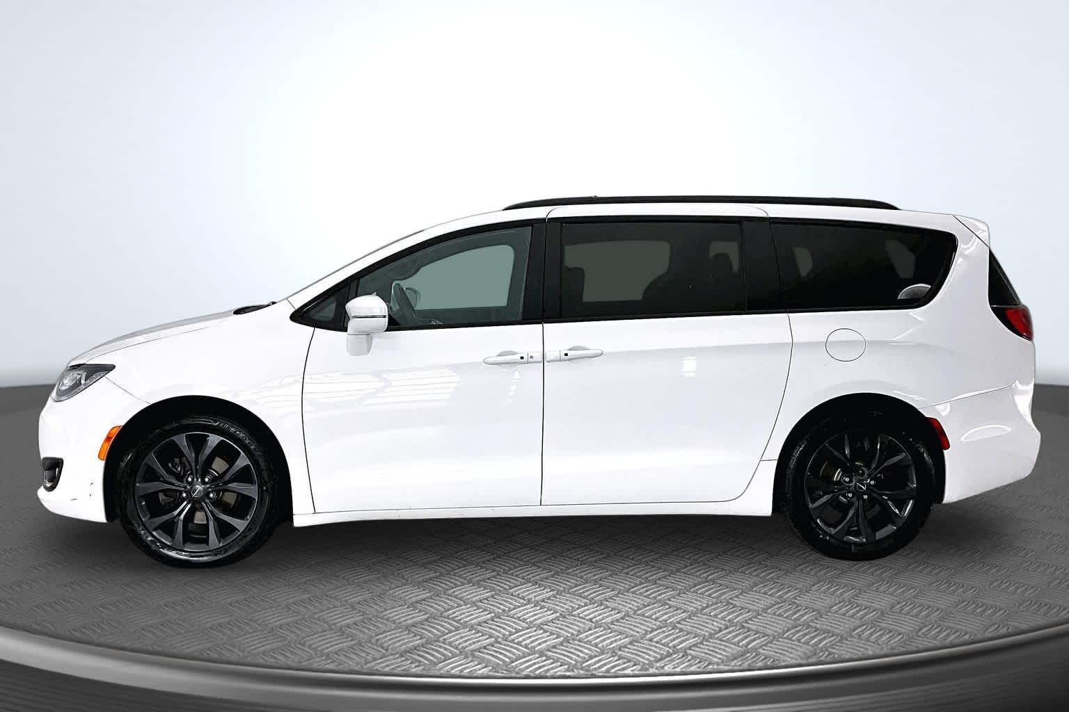 Thumbnail: 2020 Chrysler Pacifica - 3
