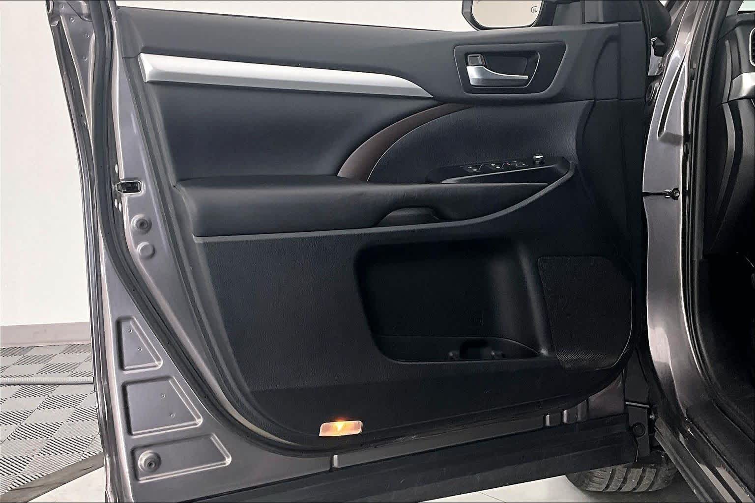 Thumbnail: 2019 Toyota Highlander - 23