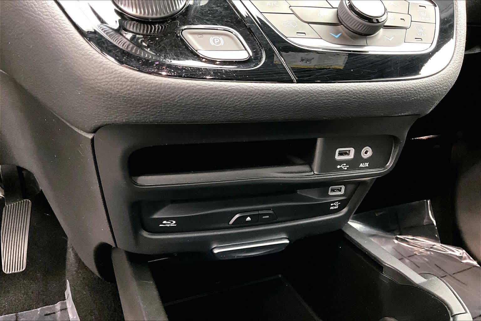 Thumbnail: 2020 Chrysler Pacifica - 27