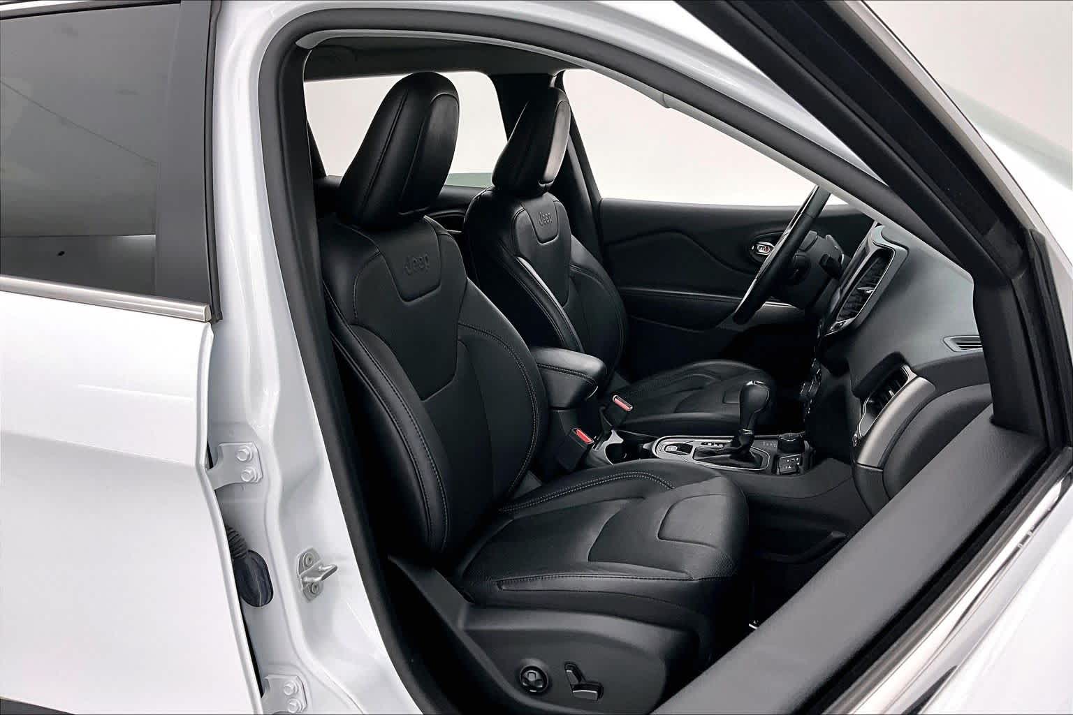 Thumbnail: 2021 Jeep Cherokee - 14