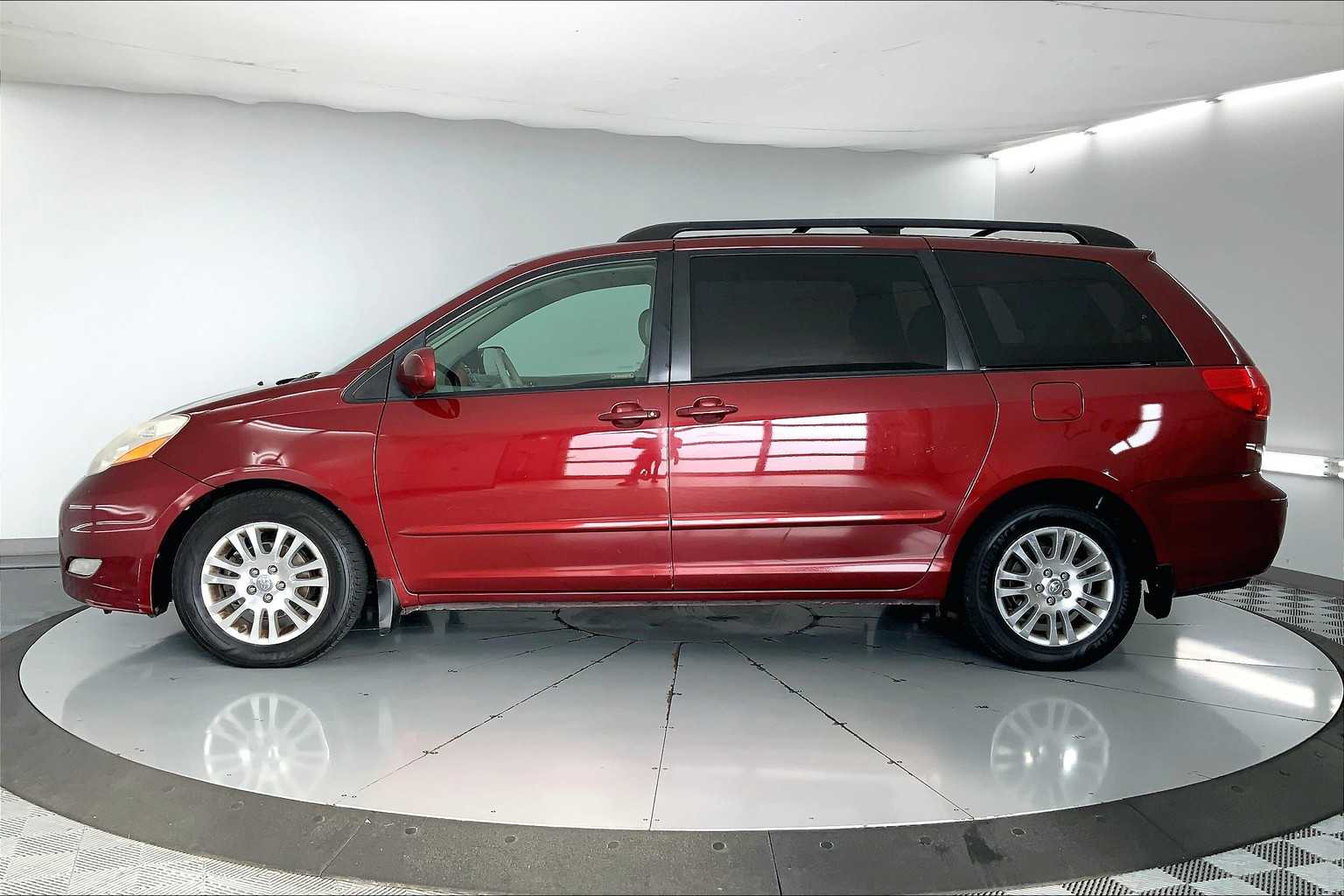 Thumbnail: 2008 Toyota Sienna - 3