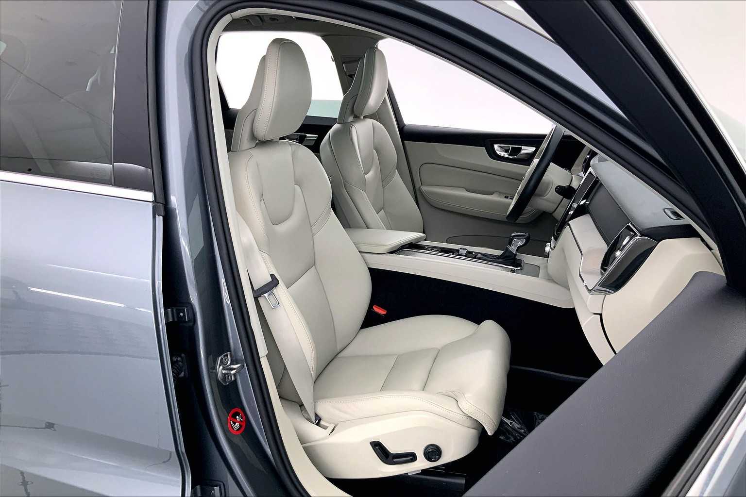 Thumbnail: 2018 Volvo XC60 - 14