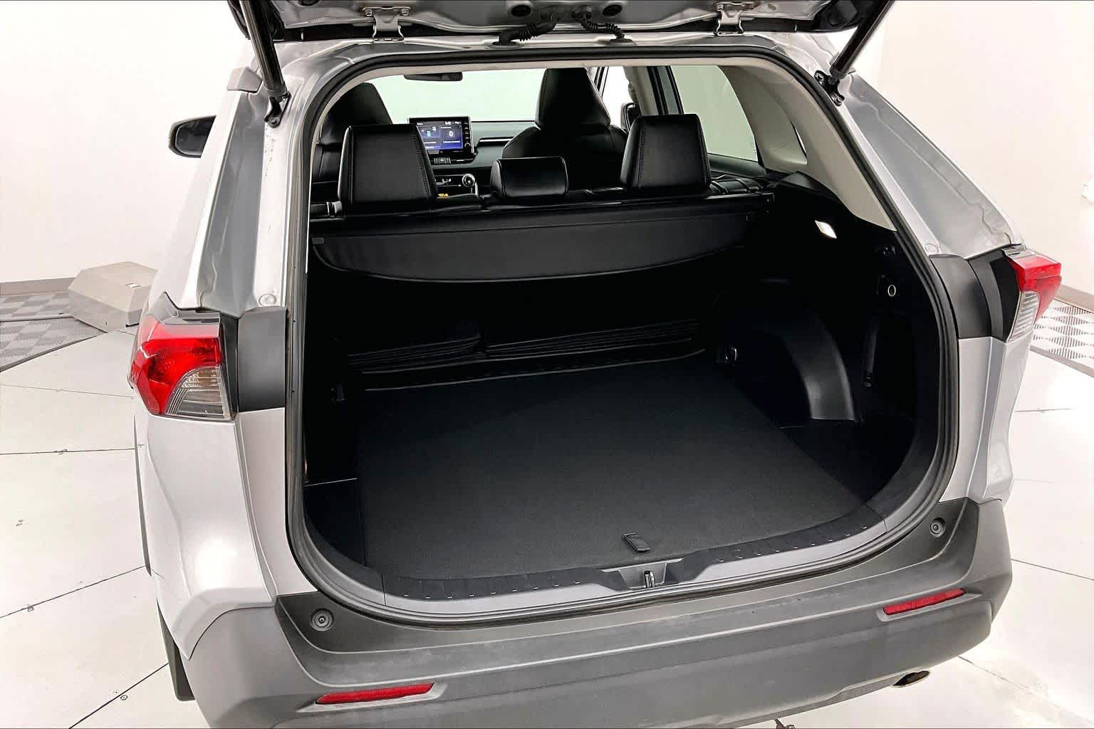 Thumbnail: 2022 Toyota RAV4 - 19