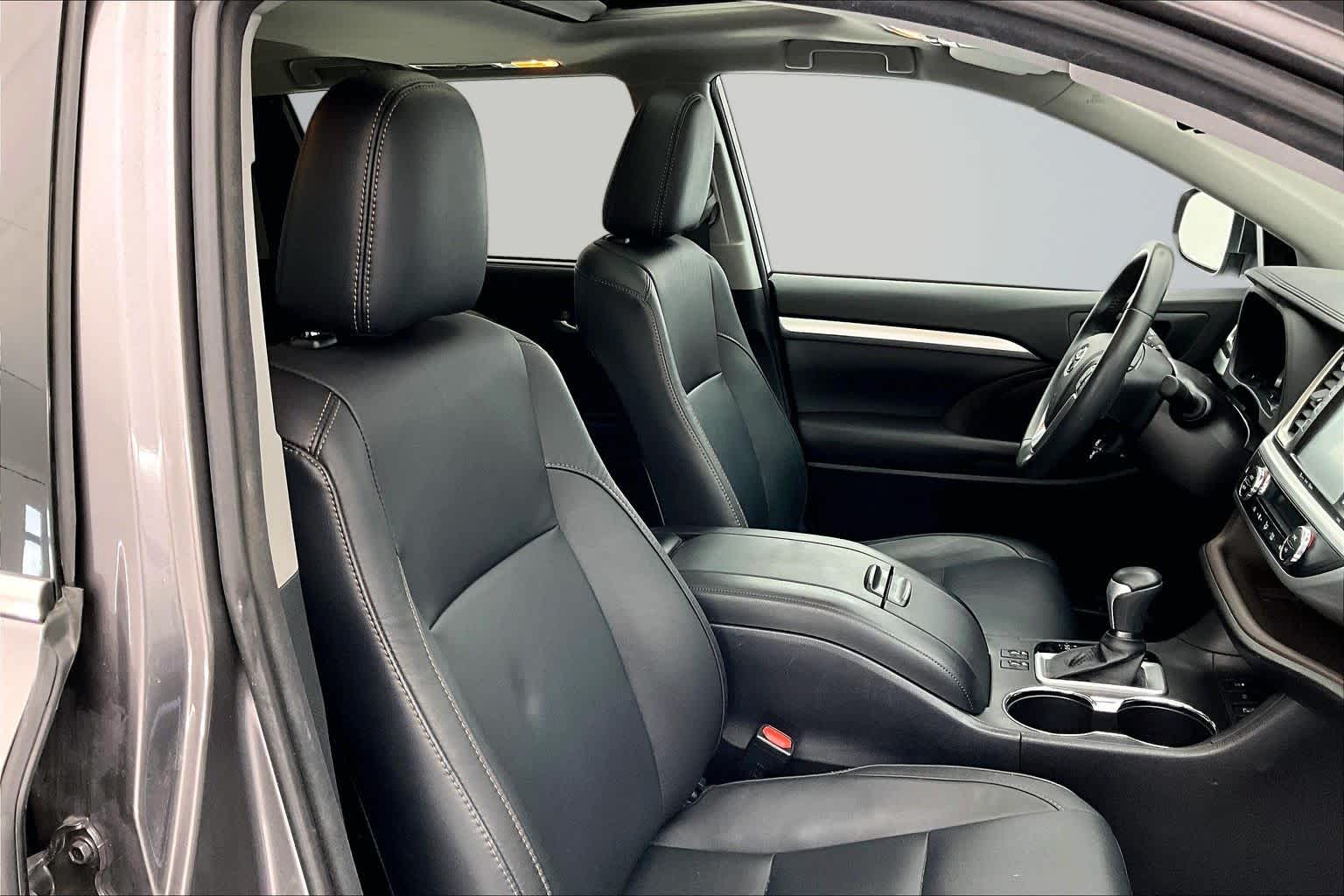 Thumbnail: 2016 Toyota Highlander - 14